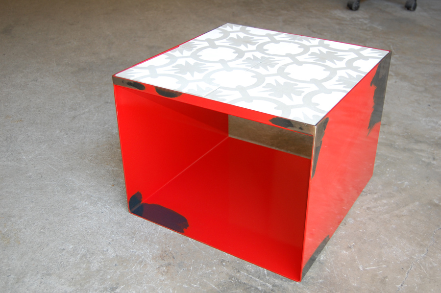 HUGO CHALÉ - Artista y escultor conceptual - Mobiliario Mesa Hydraulic II realizada en hierro, color lacado a la estufa y suelo recuperado