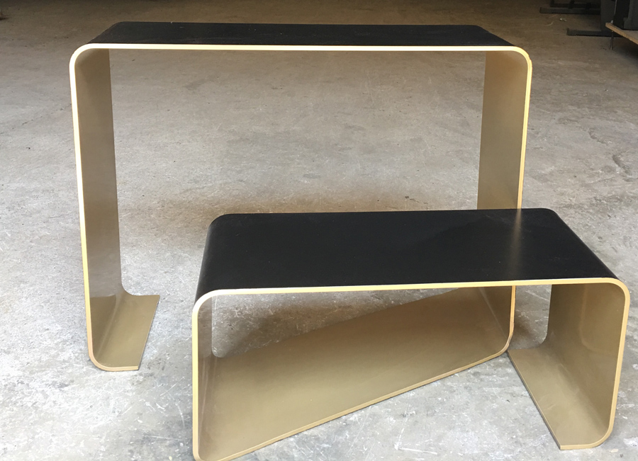 HUGO CHALÉ - Artista y escultor conceptual - Mobiliario Mesa stairs realizada en aluminio dorado lacado a la estufa
