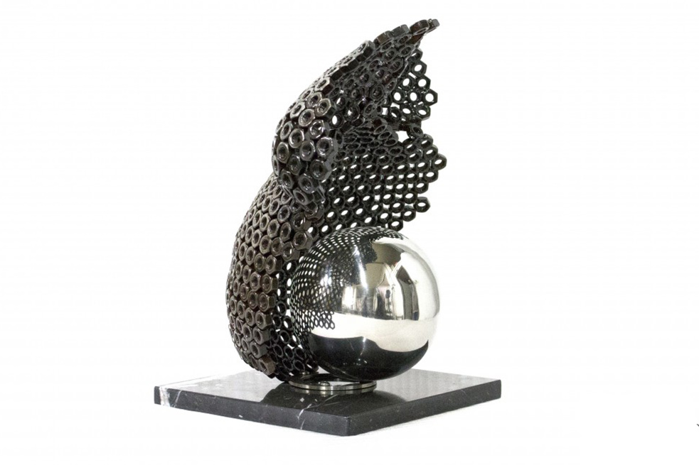 HUGO CHALÉ - Escultura Comienzo de la vida (Colección cuerpo de mujer) - Técnica:  tuercas de hierro soldadas con patina oscura